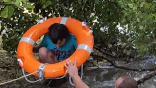 Clipe de groază pentru doi copii. Au fost salvați după o intervenție contracronometru a pompierilor