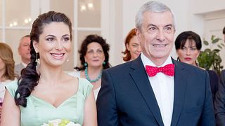 Călin Popescu Tăriceanu c&acirc;ştigă de 5 ori mai mult dec&acirc;t soţia sa! Politicianul i-a făcut cadou Loredanei două apartamente!