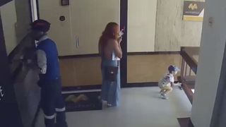 Reacția uluitoare a unei femei pentru a-și salva fiul - FOTO