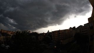 Furtuna a făcut prăpăd &icirc;n județul Buzău. Aproape 9.500 de gospodării au rămas fără curent electric, iar zeci de copaci au fost dobor&acirc;ţi de v&acirc;nt; acoperişul unui bloc s-a desprins şi a căzut pe stradă