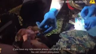 Fetiţă nou-născută, găsită &icirc;n pădure, &icirc;ntr-o pungă de plastic - VIDEO