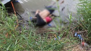 Fotografia emoţionantă care face înconjurul lumii: O fetiță de 2 ani înecată alături de tatăl ei la granița SUA-MEXIC