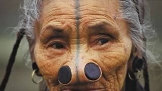 Tribul în care femeilor li se pun dopuri în nas. Motivul este șocant