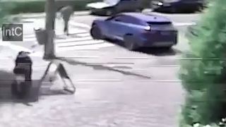 VIDEO | T&acirc;năr ucis pe trecerea de pietoni. Imagini care vă pot afecta emoțional