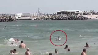 Salvamar lovit de un turist pentru că l-a chemat la mal și l-a atenționat