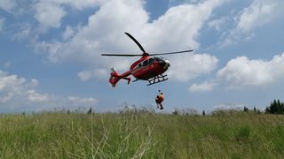 Un avion de mici dimensiuni a luat foc după o aterizare forțată. Ce s-a întâmplat cu pilotul