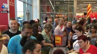 VIDEO | &Icirc;mbulzeală pentru tigăi la ofertă