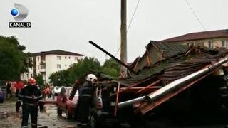 VIDEO | Cod roșu de vijelii. Rafalele puternice au smuls acoperișuri