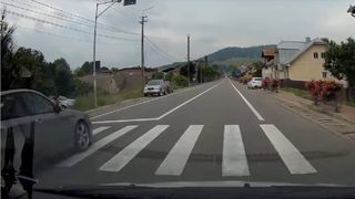 Doi copii, la un pas de a fi spulberați pe trecerea de pietoni de un șofer care depășea pe trecerea de pietoni