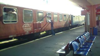 Trafic feroviar oprit temporar în vestul ţării, zeci de angajaţi intervin pentru remedierea situaţiei; opt trenuri de călători sunt afectate