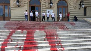 Protest cu "sânge" împotriva lui Tudorel Toader