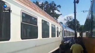 VIDEO | Sute de călători, „prizonieri” în trenurile blocate. Întârzieri chiar și de peste 600 de minute