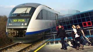 VIDEO | INCREDIBIL! Trenul spre Otopeni ar urma să treacă prin curțile localnicilor