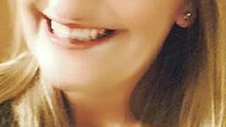 Mama a patru copii a murit după ce a fost găsită cu leziuni în interiorul mașinii care ardea