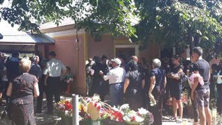 VIDEO| Manuela, mireasă pe ultimul drum. Scene dureroase la înmormântarea tinerei ucise la Bragadiru