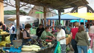 VIDEO|  Alimente, comercializate &icirc;n condiţii periculoase. Reportaj filmat cu camera ascunsă