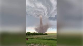 Tornadă uriașă. Imaginile incredibile au fost filmate de localnici și au ajuns pe internet