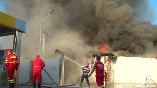 VIDEO | Panică după izbucnirea unui incendiu puternic. Zeci de pompieri au intervenit