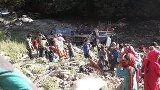 Accident grav cu un autobuz: 35 de oameni au murit. S-a răsturnat într-o prăpastie