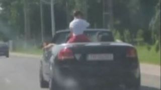 VIDEO | Copil filmat pe portbagajul unei decapotabile