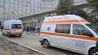 O femeie din Constanţa a căzut de la etaj în timp ce uda florile