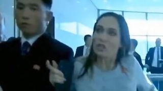 VIDEO | Purtătoarea de cuv&acirc;nt a lui Trump, bruscată de nord-coreeni