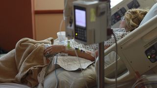 A fost la un pas de moarte. Drama prin care a trecut o tânără de 26 de ani, din cauza implanturilor mamare: "Sânii mei mă ucideau lent"