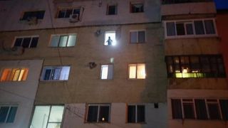 O fată de 13 ani, nevăzătoare, a căzut de la etajul al treilea al unui bloc din Buzău