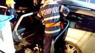 Tragedie în Neamţ: Patru tineri au murit după ce au intrat cu maşina sub un TIR parcat