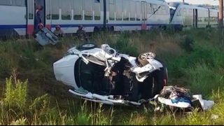 Mașină făcută praf de un tren. O persoană a murit, iar alte trei au fost grav rănite