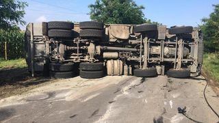 Trafic blocat! O basculantă care transporta pietriș s-a răsturnat