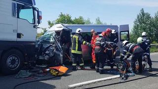 Accident cumplit: Tir intrat pe contrasens. 4 persoane rănite