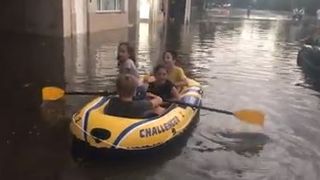 VIDEO | Distracție cu barca, după o ploaie torențială, &icirc;n Constanța