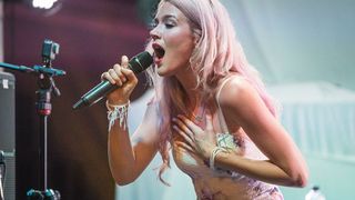 Uimitor! O c&acirc;ntăreață a fost reținută și deportată din Iran