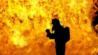 Momente de panică! Un autobuz a luat foc în trafic