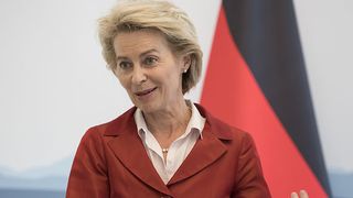 Prima &icirc;nt&acirc;lnire &icirc;ntre Juncker şi von der Leyen după anunţarea opţiunii Celor 28