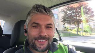 Şoferul maşinii cu numere anti PSD e dezamăgit de politicienii pe care i-a susţinut: "Vă băteaţi cu pumnii în piept că o să încercaţi să schimbaţi Guvernul"