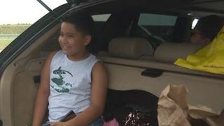 VIDEO | Copil dus la mare de părinți în portbagajul mașinii