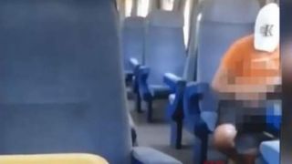 O t&acirc;nără a fost &icirc;ngrozită de un bărbat care și-a desfăcut pantalonii chiar &icirc;n fața ei, &icirc;ntr-un tren din Dej. Ce a urmat a fost &icirc;ngrozitor