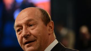 Traian Băsescu, despre Dăncilă și Teodorovici: "S-au «bălăcit» cu picioarele în mare pentru a-şi trata bătăturile"