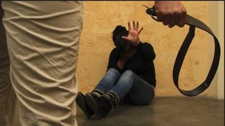 O adolescentă s-a sinucis după ce autorităţile şi familia au obligat-o să se mărite cu bărbatul care a violat-o! Tânăra a înghiţit otravă pentru şobolani!  Vezi când s-a întâmplat!