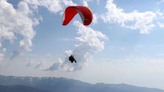 Parapantistul francez a fost găsit după o zi la o pensiune, &icirc;n Greșu. A reușit să se salveze merg&acirc;nd 20 de kilometri prin pădure, după ce s-a prăbușit