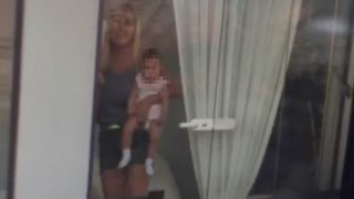 Fabulos! Primele imagini cu Elena Udrea și fetița sa, Eva Maria, &icirc;n Rom&acirc;nia. Fostul ministru radiază de fericire din rolul de mămică