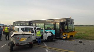 VIDEO | Accident cumplit &icirc;n Aeroportul Otopeni! Patru oameni au ajuns la spital după ce un autoturism și un autobuz s-au lovit