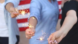 Mai mulți copii la un pas de a fi defigurați de explozia mai multor artificii scăpate de sub control