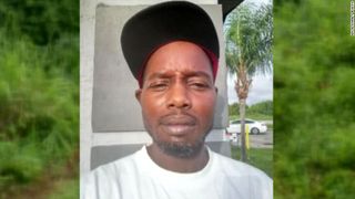 Un bărbat de 45 de ani a fost găsit mort. Pe trupul său erau 100 de mușcături de c&acirc;ine