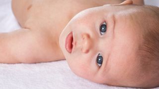 Anunț șocant pe internet! Își vinde copilul pentru 220 de lei 