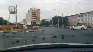 Sens giratoriu din Tulcea blocat de zeci de pepeni