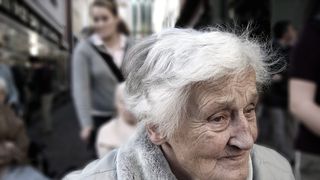 O bătrânică din Iași i-a venit de hac unui escroc care a încercat să o fure de 6000 de euro