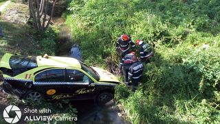 Un taximetrist a căzut cu mașina &icirc;ntr-o r&acirc;pă